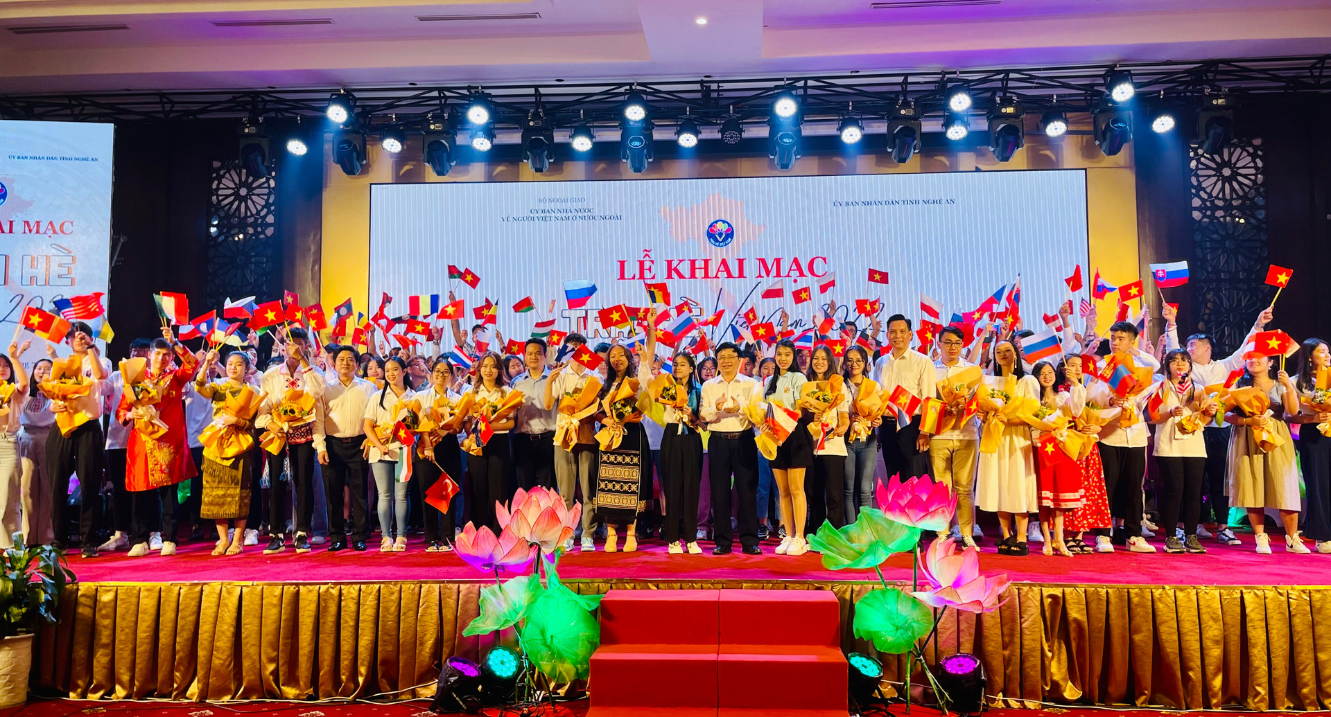 Lãnh đạo Uỷ ban VNVNONN và lãnh đạo tỉnh Nghệ An tặng hoa các kiều bào trẻ.