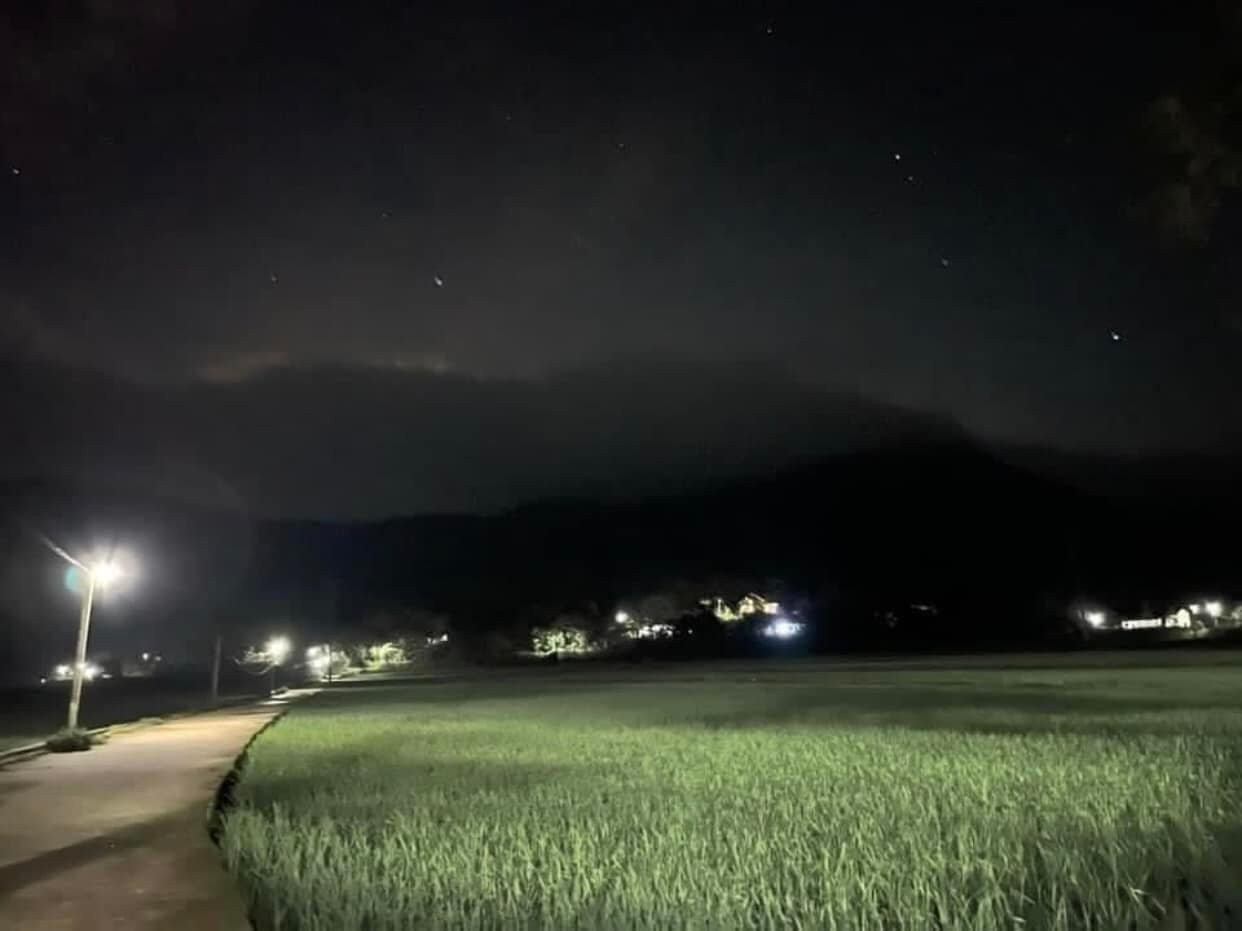 Làng Khuân thuộc xã Sơn Hùng, huyện Thanh Sơn, là địa phương tiếp giáp với xã Tề Lễ. Đêm 22/7, tất cả mọi bóng đèn đều cố gắng bật sáng để hỗ trợ lực lượng chức năng sớm tìm được nghi phạm.
