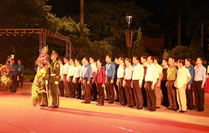 Quang cảnh Lễ thắp nến tri ân các anh hùng liệt sĩ cấp Quốc gia tổ chức tại Di tích lịch sử Quốc gia đặc biệt Thành cổ Quảng Trị.