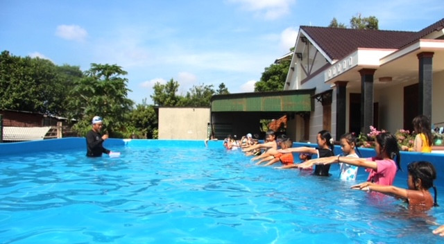Lớp dạy bơi miễn phí của Câu lạc bộ Vì đàn em thân yêu huyện Cư M’gar tại xã Quảng Hiệp.