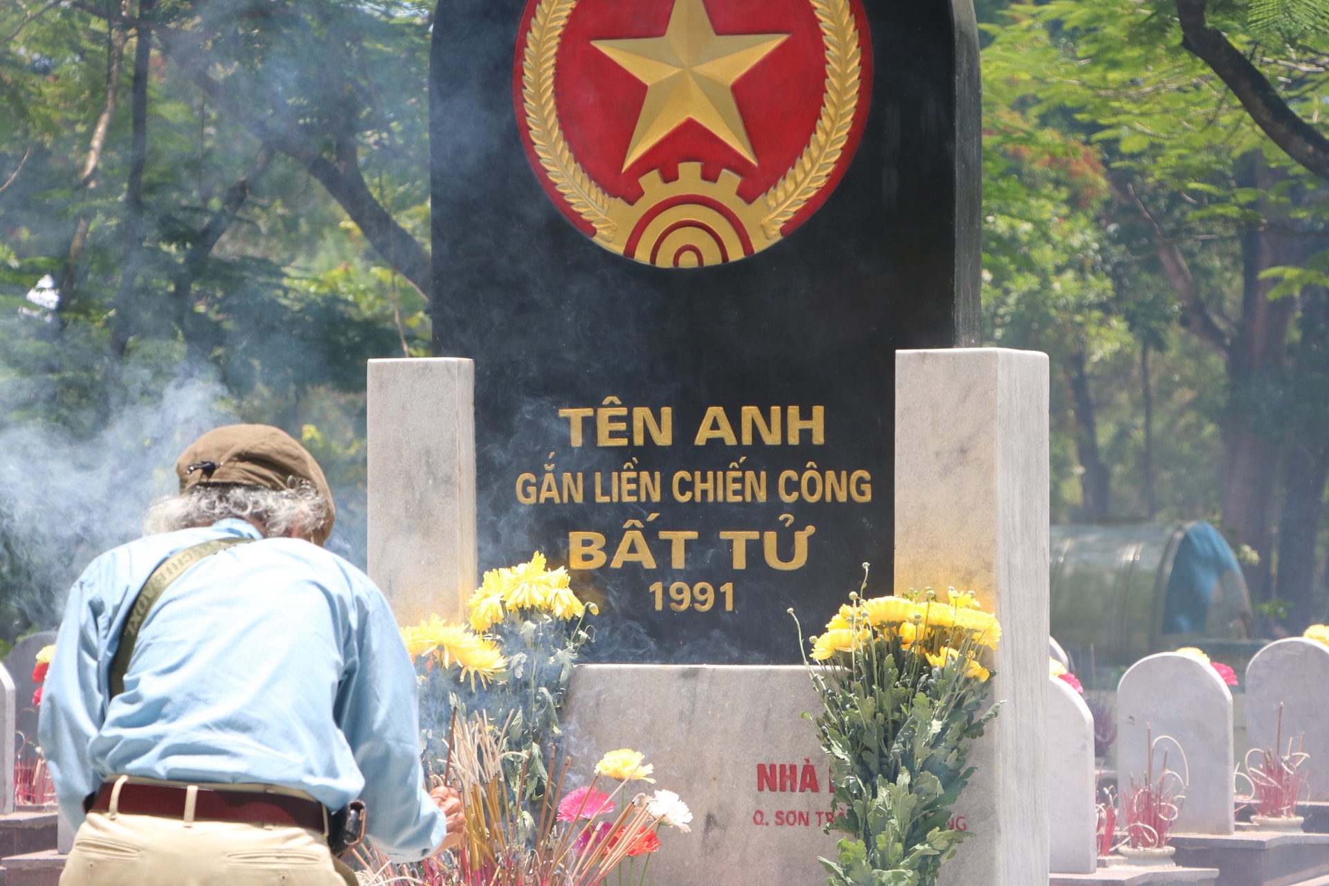 “Hiện nay, chúng tôi vẫn đang tập trung cho công tác đón tiếp các đoàn, thân nhân đến thăm viếng các anh hùng liệt sĩ nên chưa có thống kê số lượng khách đến viếng trong dịp này”, ông Hoàng Chí nói.