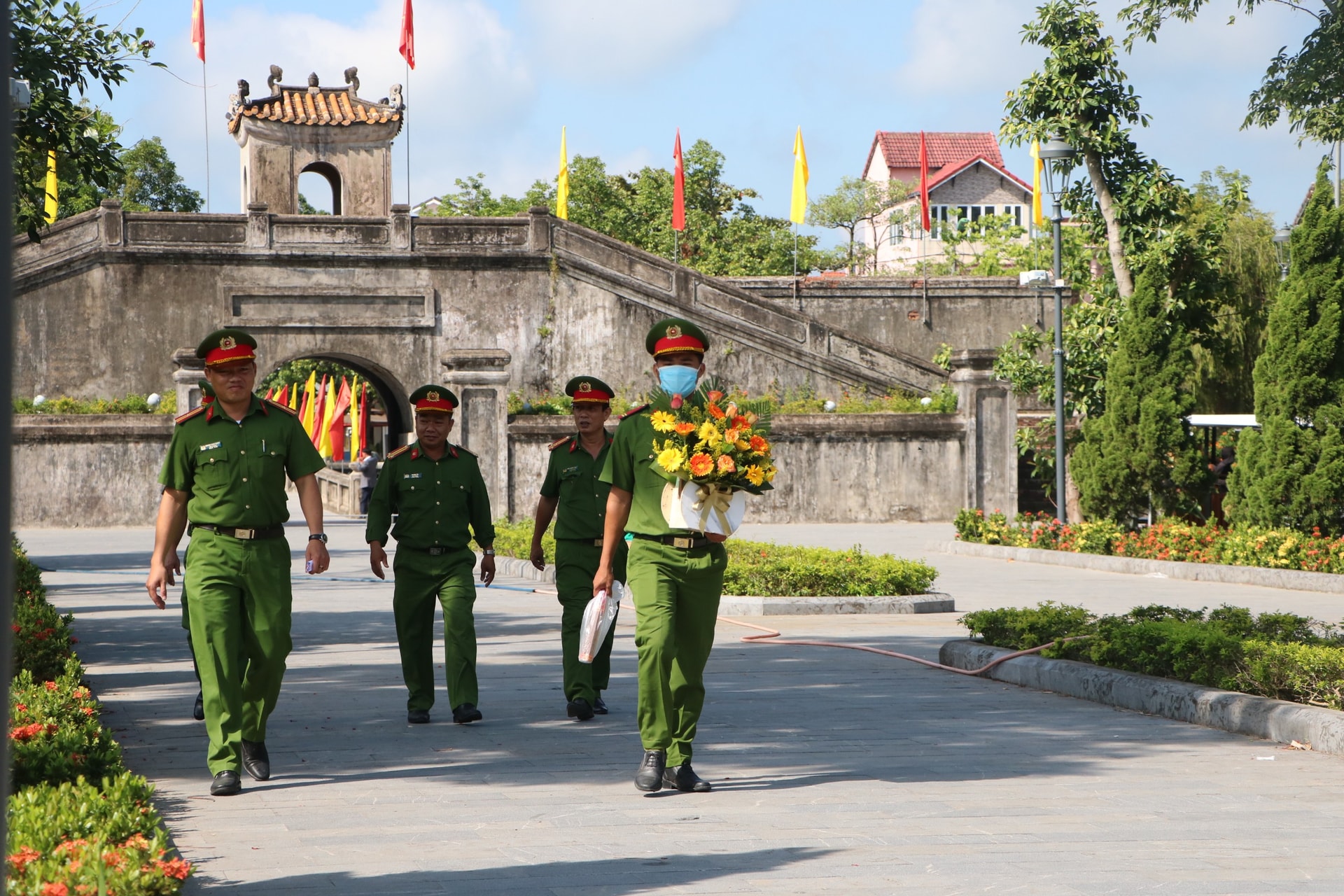 Nhân dịp 75 năm ngày Thương binh- Liệt sĩ (27/7/1947-27/7/2022) rất nhiều đoàn người đã đến viếng các anh hùng liệt sĩ tại đây.