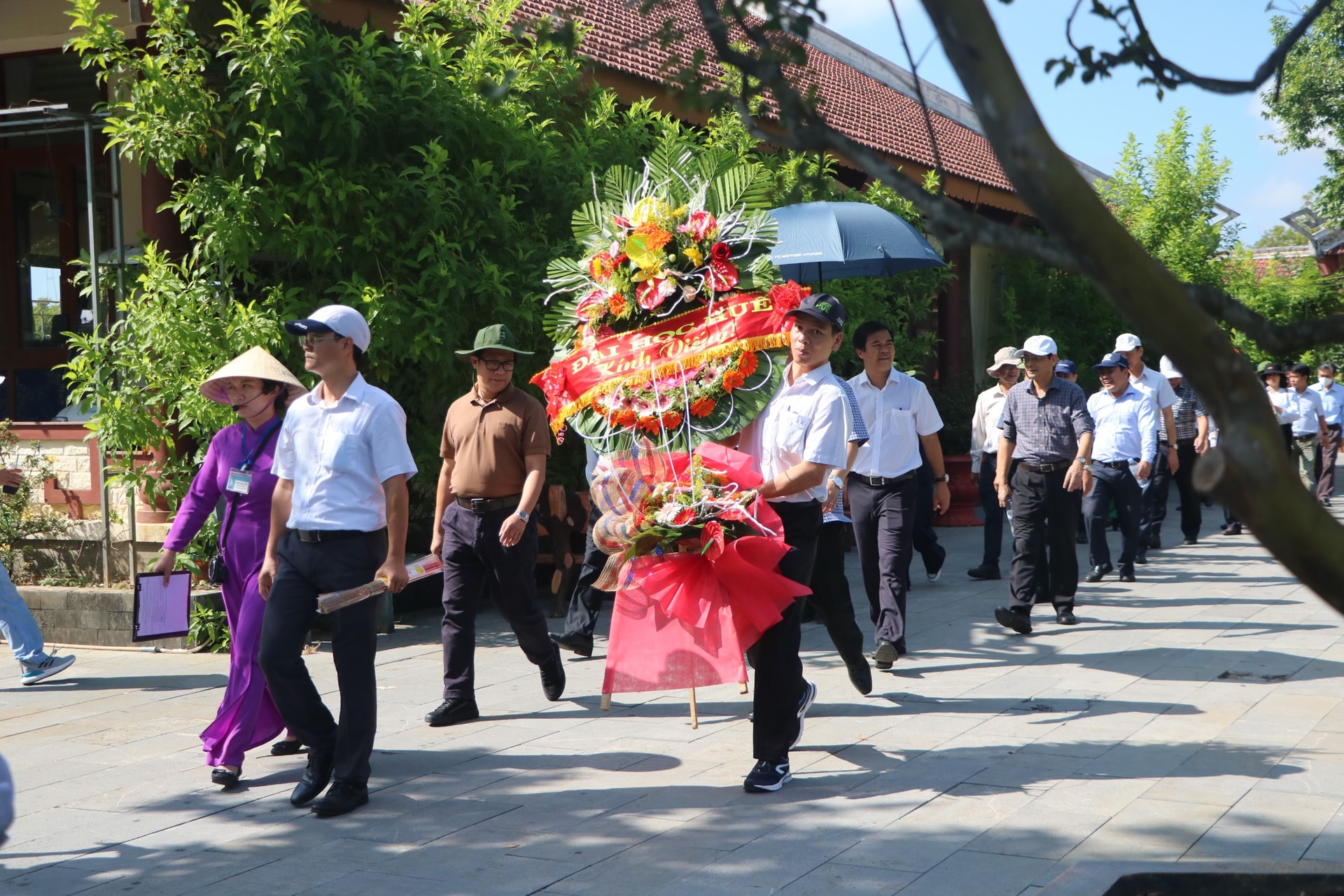 Sau khi hoàn tất đăng ký thăm viếng, các đoàn được hướng dẫn tiến vào khu vực Tượng đài trung tâm.