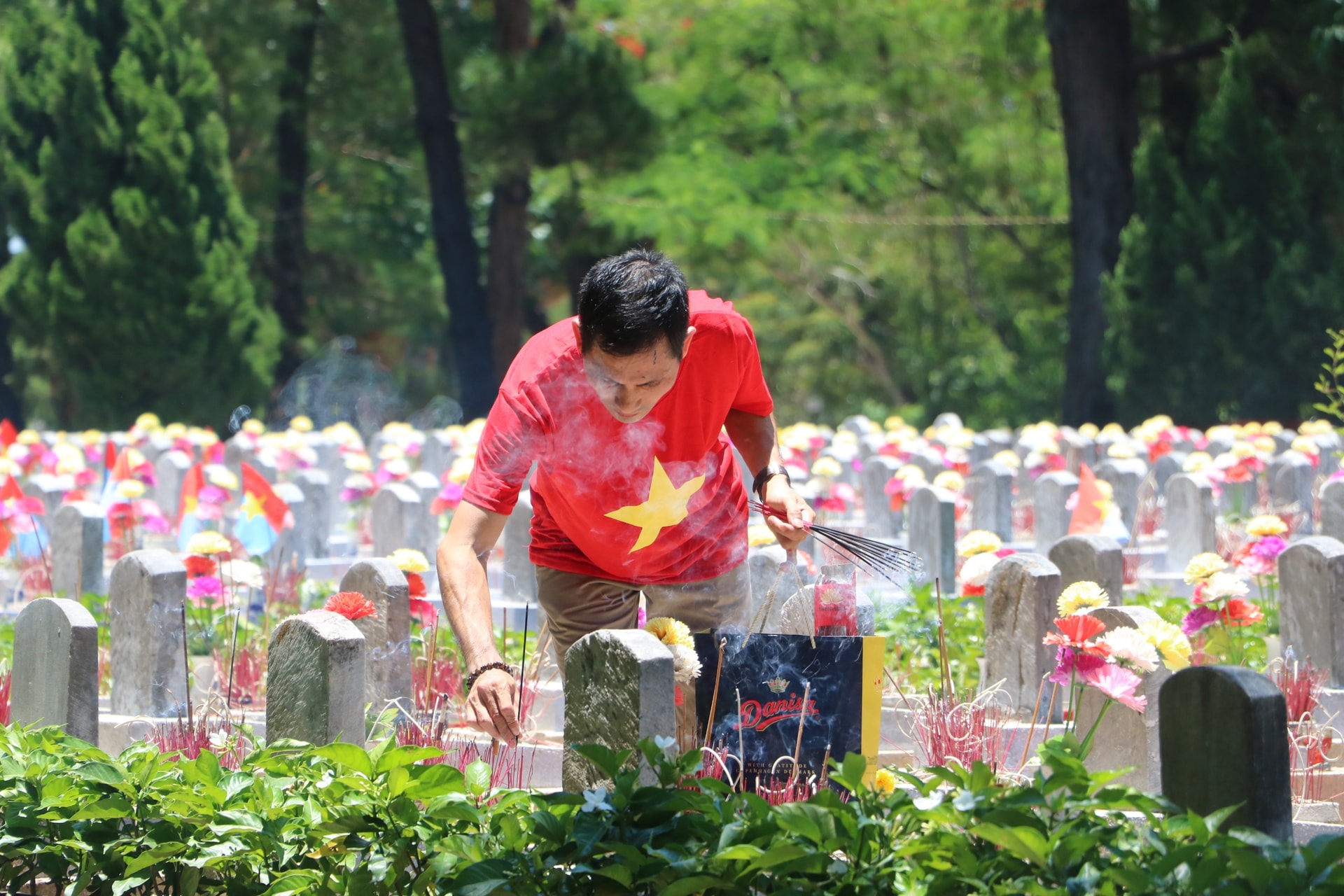 Ông Chí thông tin thêm, đến nay (chiều ngày 26/7), công tác đón tiếp các đoàn khách, thân nhân… đến thăm viếng anh hùng liệt sĩ tại các nghĩa trang đang được thực hiện chu đáo, an toàn (Ảnh ghi nhận tại Nghĩa trang liệt sĩ Quốc gia Trường Sơn vào ngày 26/7).