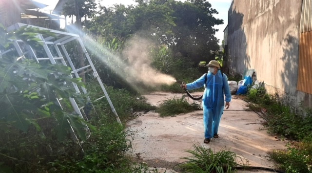 Ngành Y tế tỉnh Đắk Lắk nỗ lực phun hóa chất diệt muỗi phòng chống sốt xuất huyết.