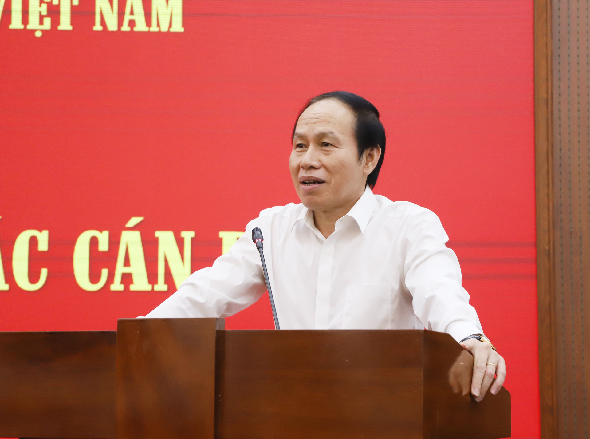 Phó Chủ tịch - Tổng Thư ký Lê Tiến Châu phát biểu tại hội nghị. 