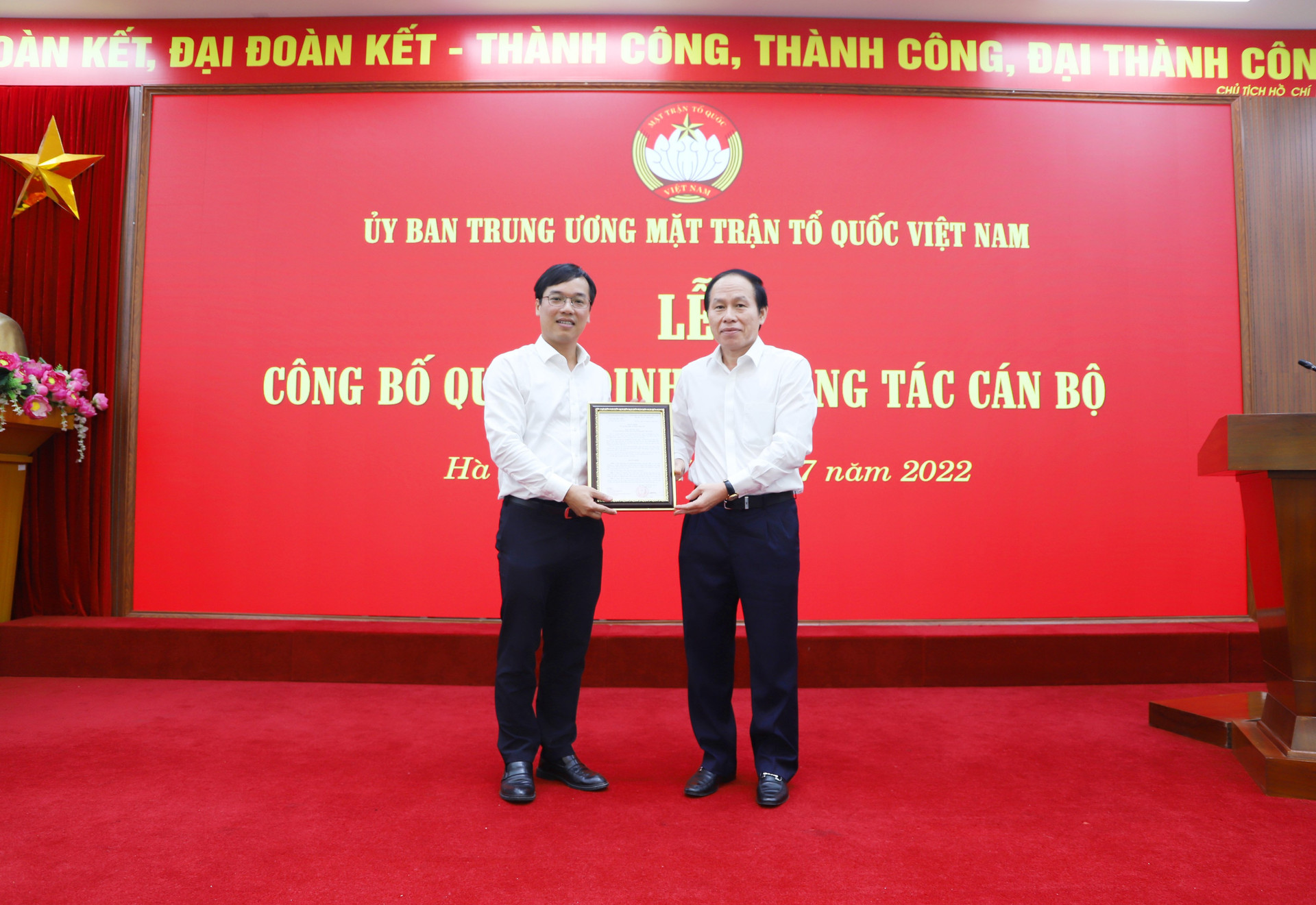 Phó Chủ tịch - Tổng Thư ký Lê Tiến Châu trao quyết định cho Đồng chí Nguyễn Bình Minh. 