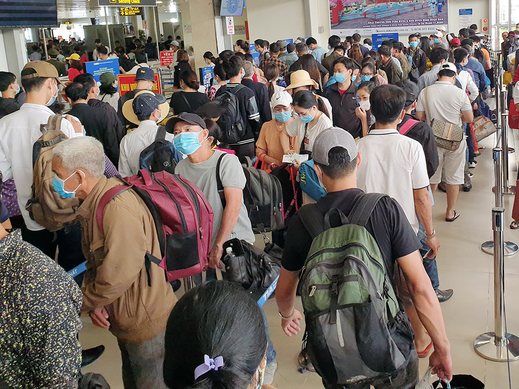 Sân bay Tân Sơn Nhất đông nghịt người.
