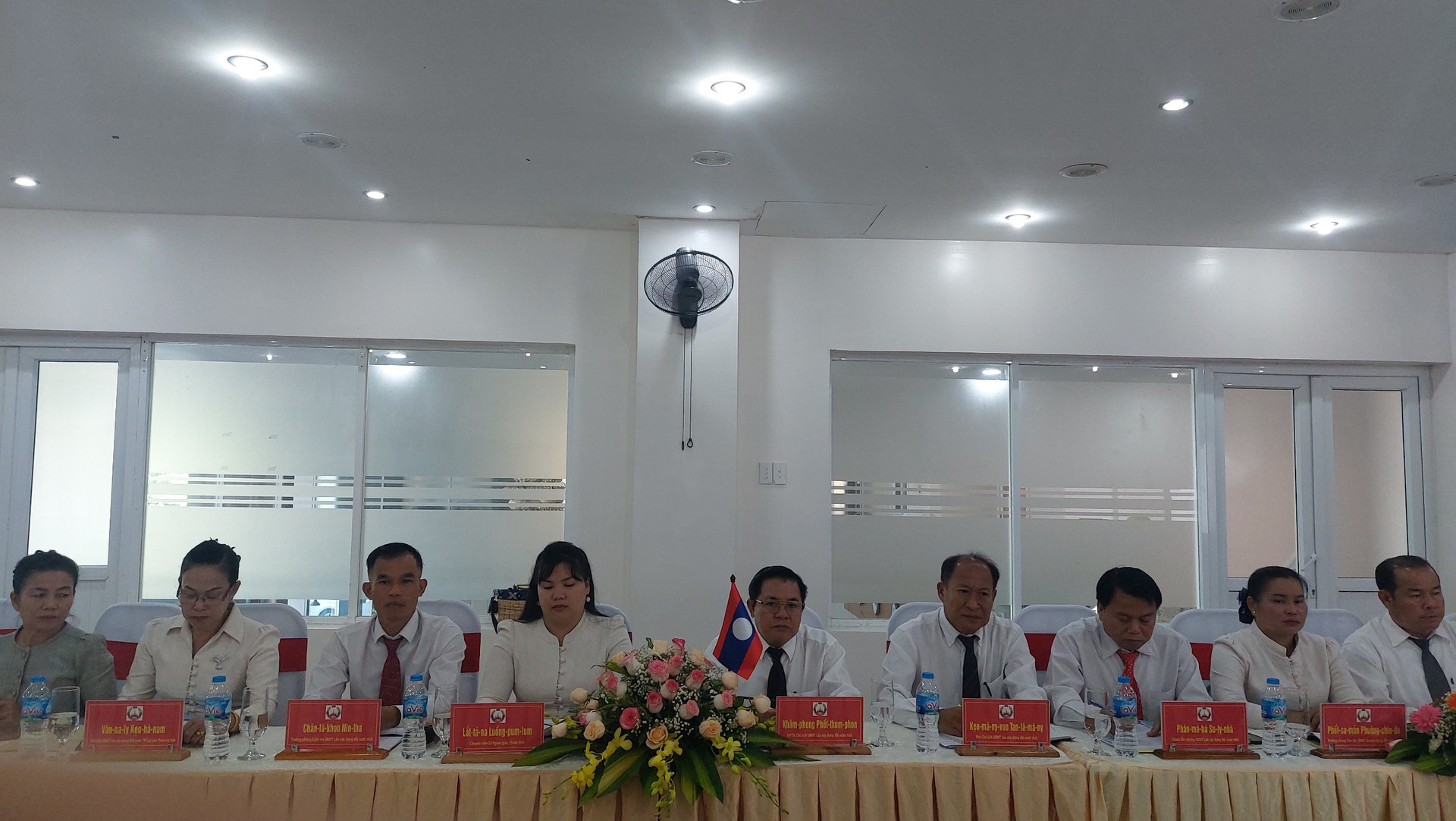 Đoàn đại biểu Ủy ban Mặt trận Lào xây dựng đất nước tỉnh Savannakhet do ông Kham Pheng Phetthoumphone, UVTV, Chủ tịch UBMT Lào xây dựng đất nước tỉnh làm trưởng đoàn.