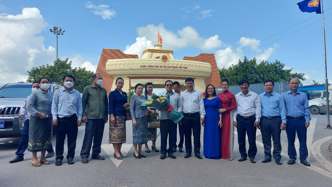 Trước đó, nhân dịp sang thăm và tham dự Hội đàm trao đổi kinh nghiệm tại tỉnh Quảng Trị.