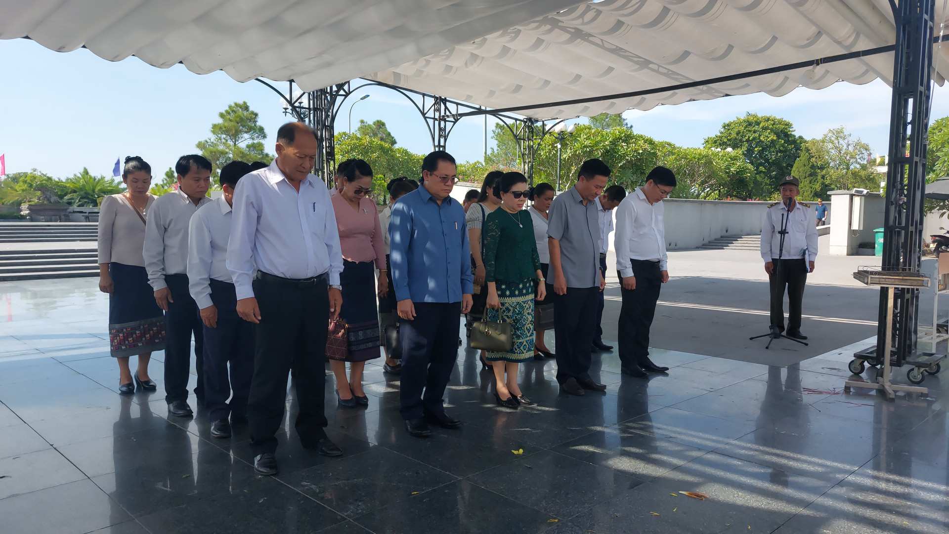 Đoàn đại biểu UBMT Lào xây dựng đất nước tỉnh Savannakhet và đoàn đại biểu Ủy ban MTTQ Việt Nam tỉnh Quảng Trị đã đến dâng hương, dâng hoa viếng các anh hùng liệt sĩ tại Nghĩa trang liệt sĩ Quốc gia Đường 9.