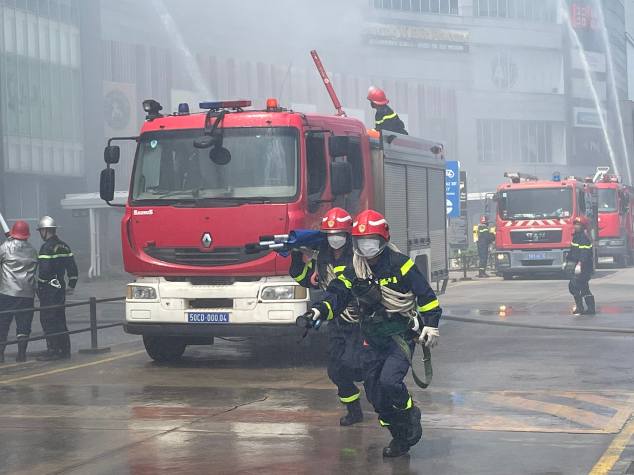 Lực lượng phòng cháy chữa cháy tham gia buỗi diễn tập.
