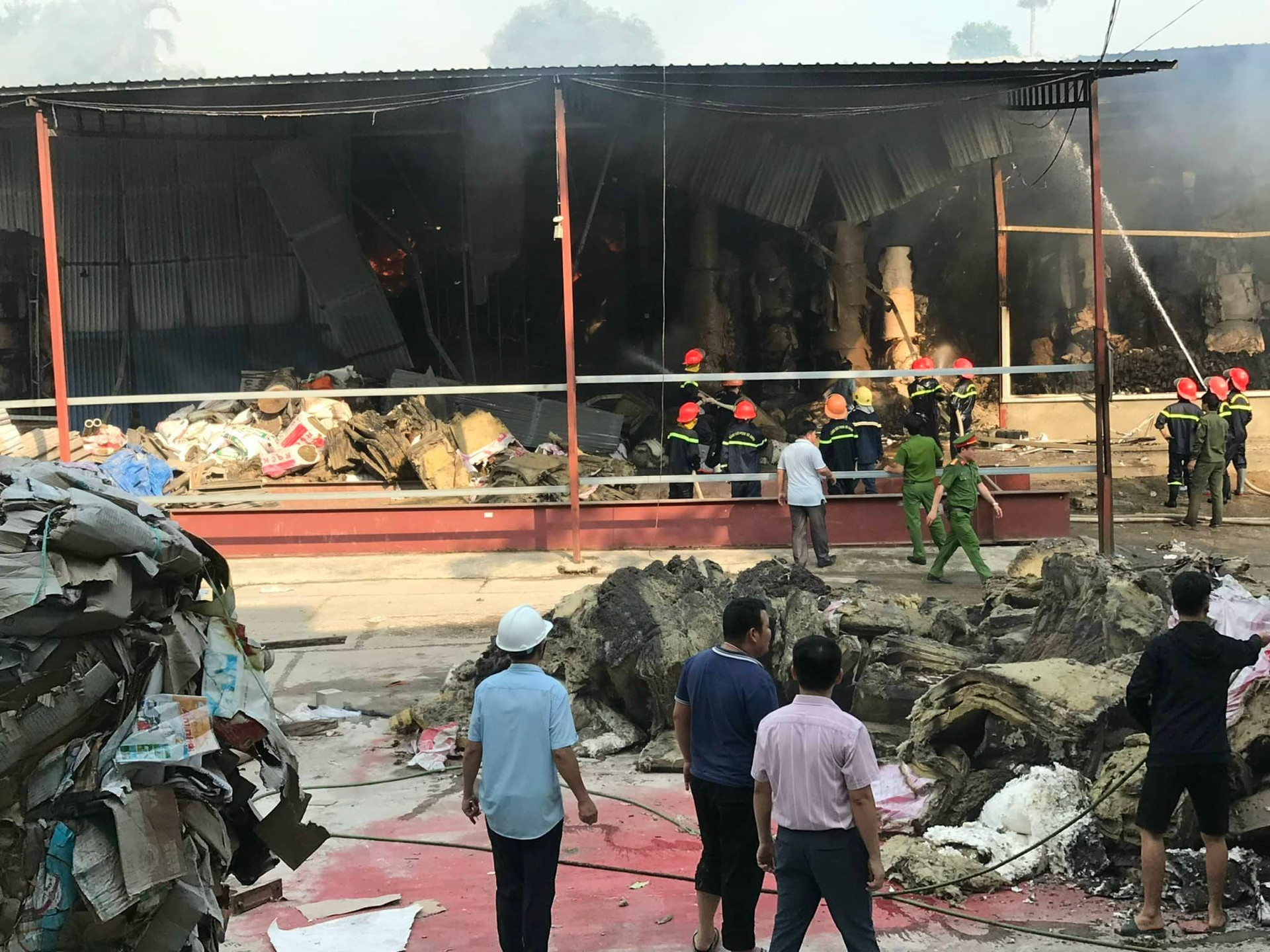 Đám cháy được phát hiện vào khoảng 14h 15 ngày 30/7 tại Công ty cổ phần giấy Lửa Việt