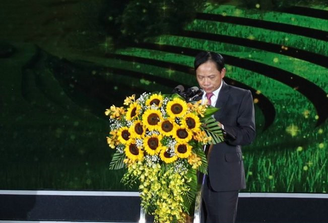 Đồng chí Bùi Văn Khánh – Phó Bí thư tỉnh ủy – Chủ tịch UBND tỉnh Hòa Bình phát biểu khai mạc buổi lễ.