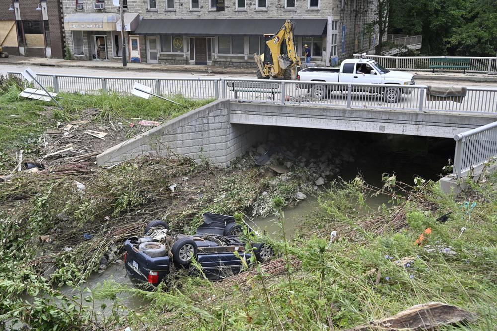 Một chiếc ô tô bị lật ở Troublesome Creek ở trung tâm thành phố Hindman, Kentucky. Ảnh: AP.
