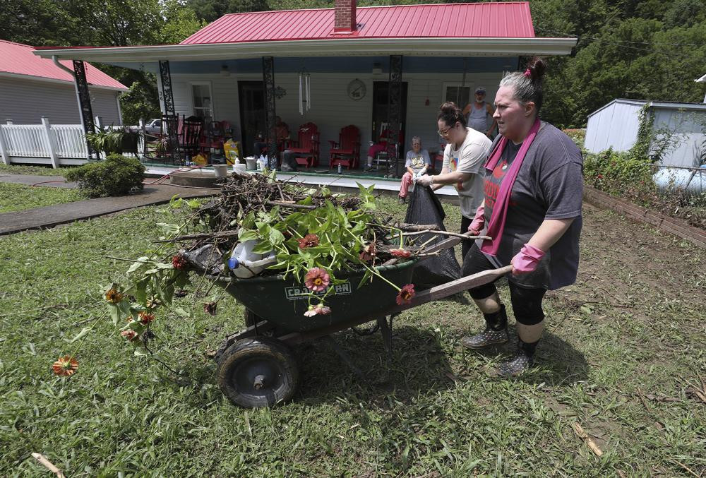 Các tình nguyện viên dọn dẹp hậu quả trận lũ lụt ở Kentucky. Ảnh: AP.