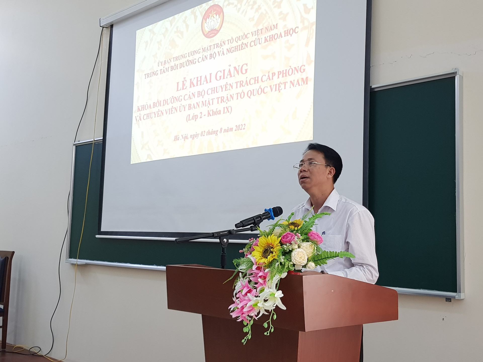 TS. Lê Mậu Nhiệm, Giám đốc Trung tâm Bồi dưỡng và Nghiên cứu khoa học MTTQ Việt Nam phát biểu tại lễ khai giảng. 