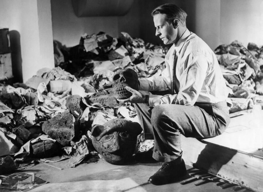 Thor Heyerdahl với các hiện vật từ Đảo Phục sinh. Năm 1957. Ảnh: Rex.