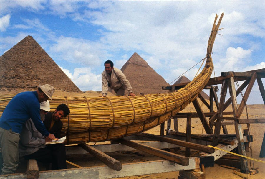 Thor Heyerdahl, mặc đồ màu xanh lam, giám sát việc xây dựng con tàu Ra của mình trước các kim tự tháp Ai Cập. Ảnh: Rex.