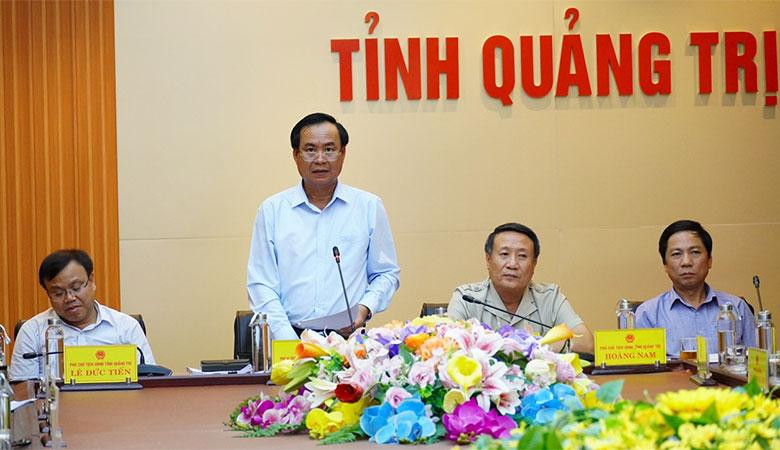 Chủ tịch UBND tỉnh Quảng Trị báo cáo tại hội nghị (Ảnh: quangtri.gov.vn).