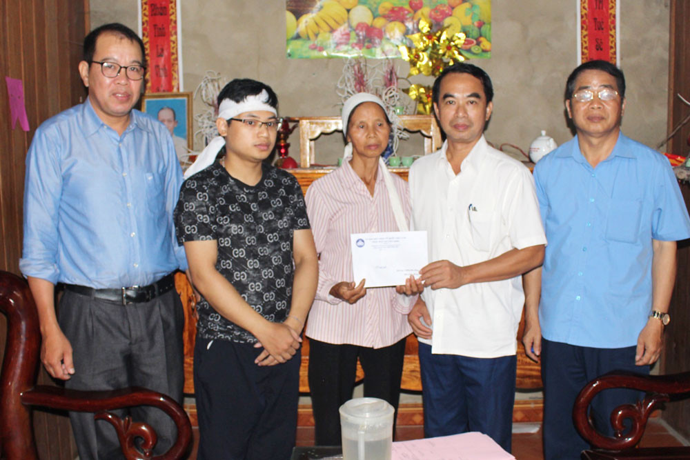 Đoàn trao tiền hỗ trợ cho hộ gia đình bà Hoàng Thị Đoán, xóm Mỏ Gà, xã Phú Thượng.