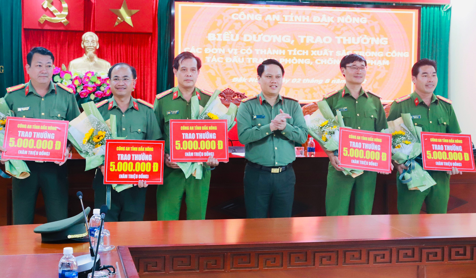 Đại tá Bùi Quang Thanh, Giám đốc Công an tỉnh trao thưởng cho các đơn vị.