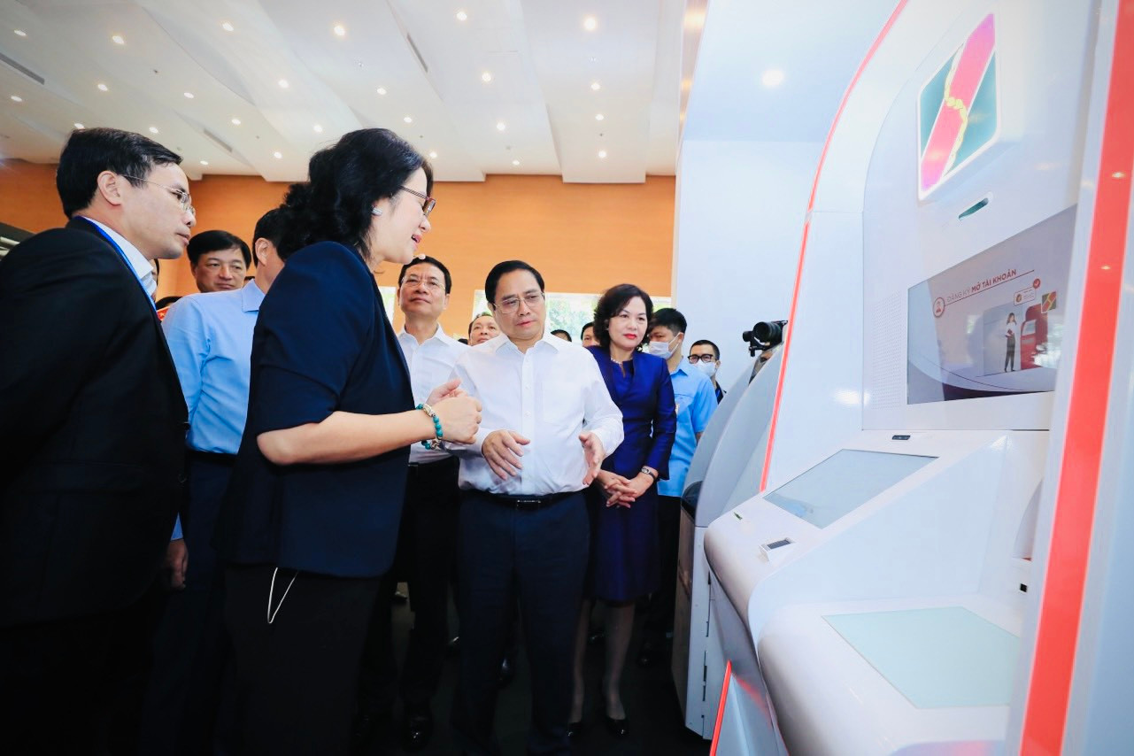 Thủ tướng Chính phủ Phạm Minh Chính thăm gian hàng của Agribank tại sự kiện “Ngày chuyển đổi số Ngành Ngân hàng”.