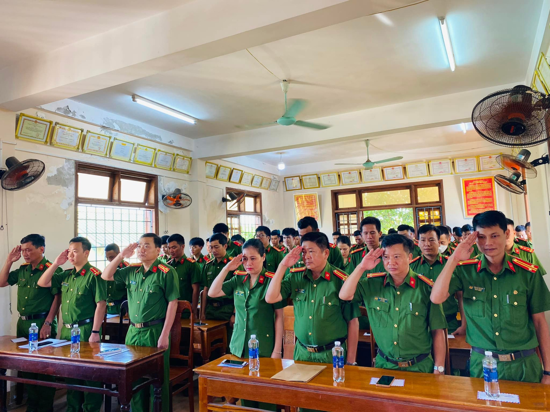 Cán bộ, chiến sĩ Phòng Cảnh sát PCCC và CNCH Công an tỉnh Quảng Trị đã dành phút mặc niệm để tri ân sự hi sinh khi làm nhiệm vụ của đồng đội tại Hà Nội.