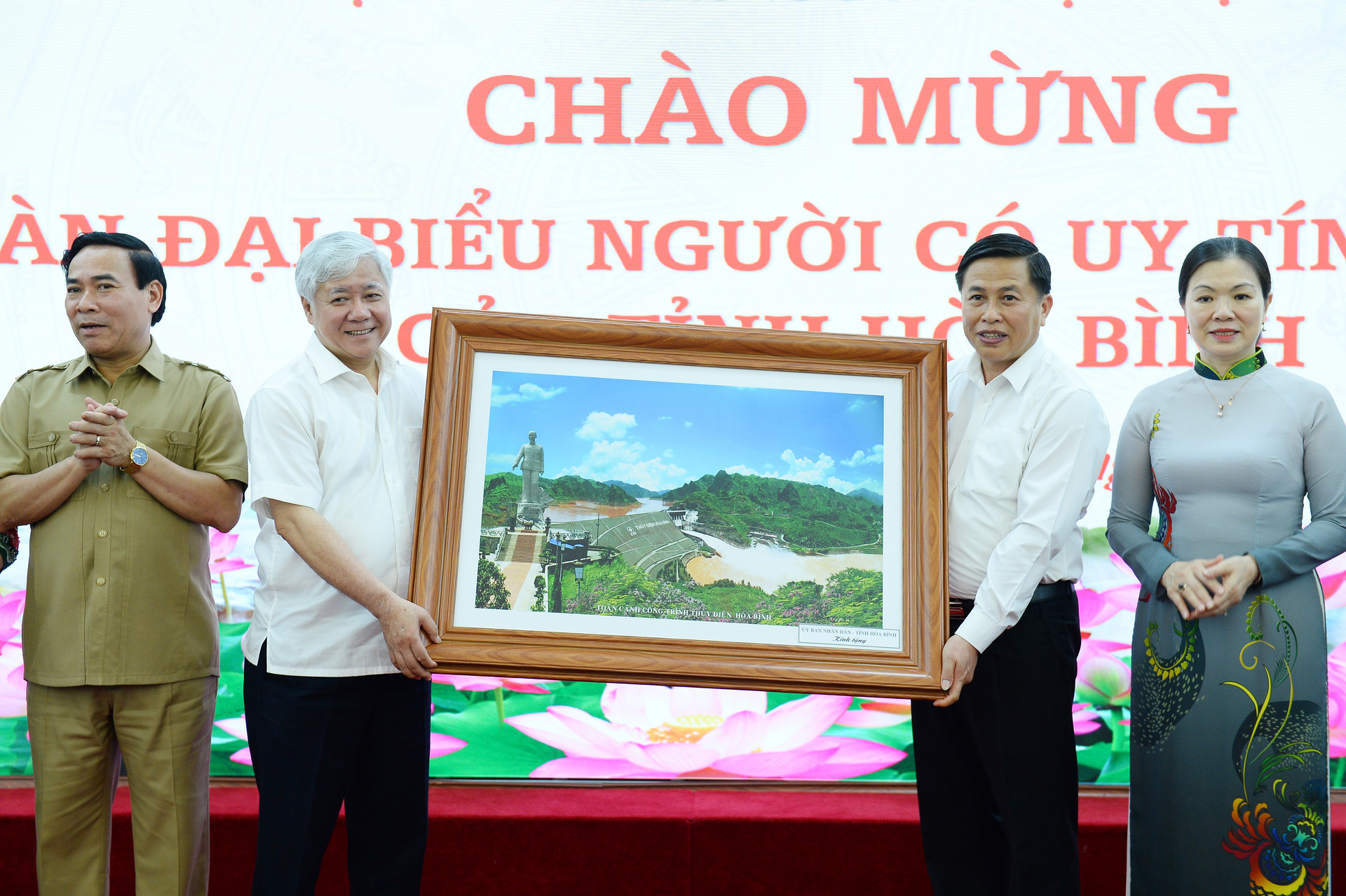 Đoàn đại biểu người uy tín tỉnh Hòa Bình cũng đã trao tặng Ủy ban Trung ương MTTQ Việt Nam bức tranh về văn hóa các dân tộc trên địa bàn tỉnh.