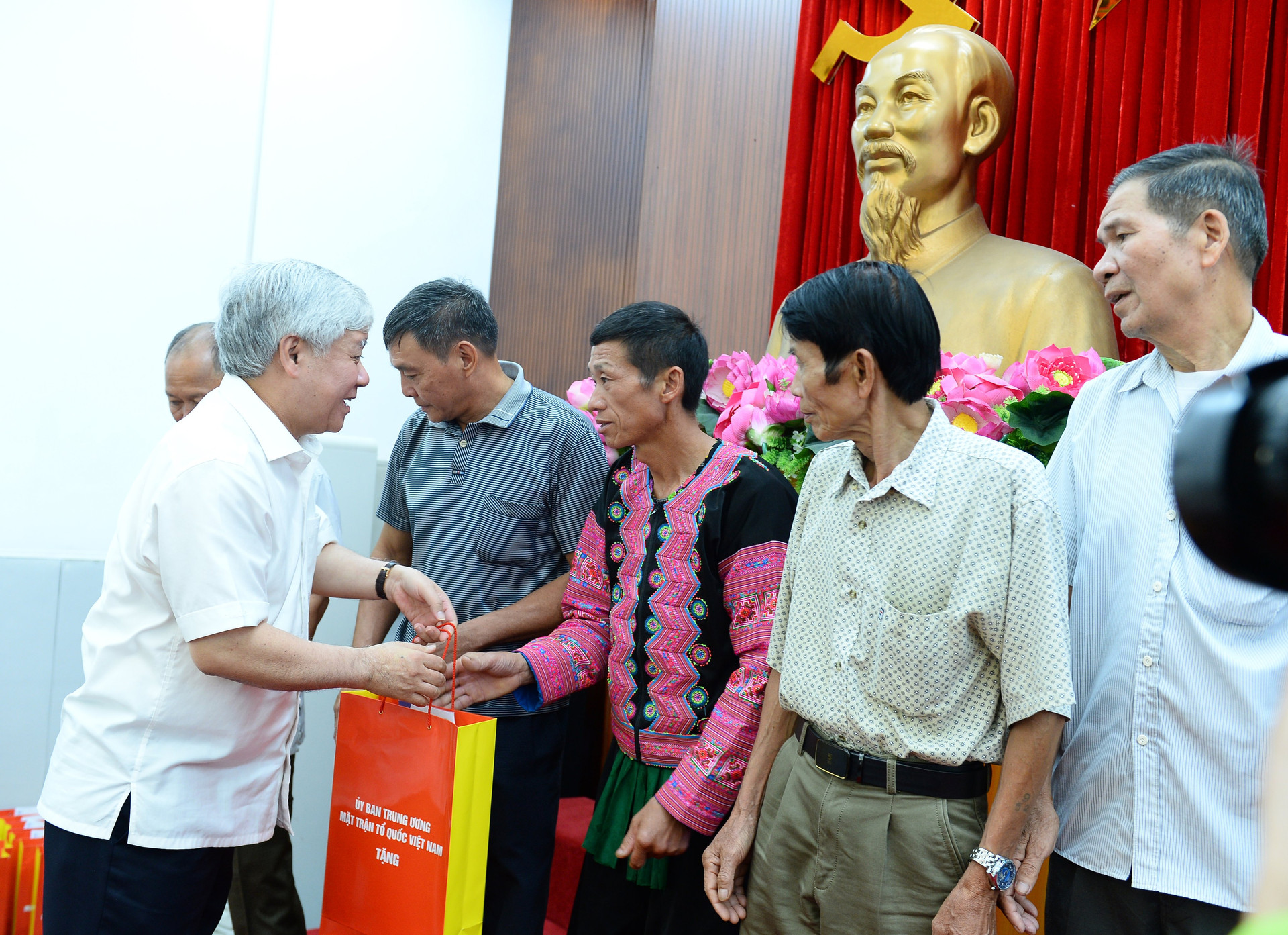 Chủ tịch Đỗ Văn Chiến tặng quà cho người uy tín tiêu biểu.