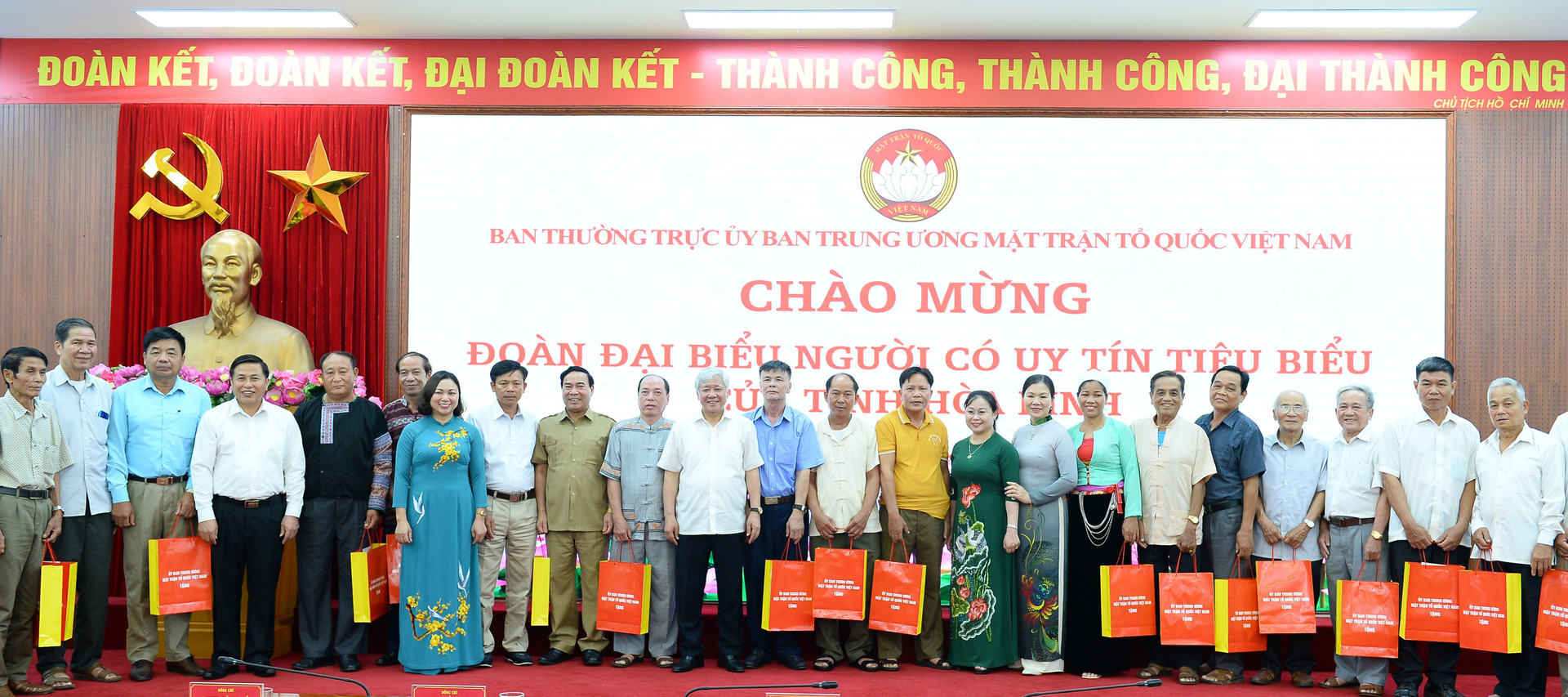Chủ tịch Đỗ Văn Chiến và Phó Chủ tịch Trương Thị Ngọc Ánh tặng quà cho người uy tín tiêu biểu tỉnh Hòa Bình.