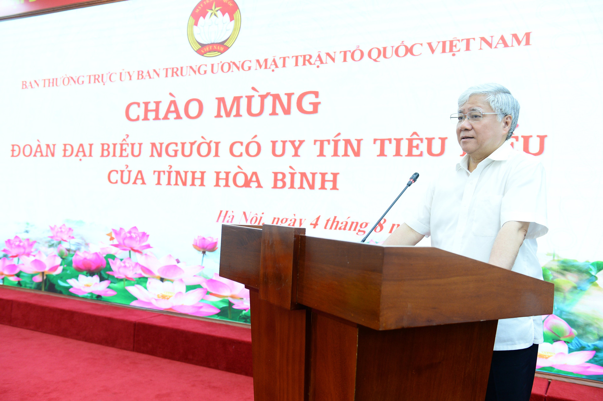 Chủ tịch Đỗ Văn Chiến phát biểu tại buổi gặp mặt người uy tín tiêu biểu tỉnh Hòa Bình.