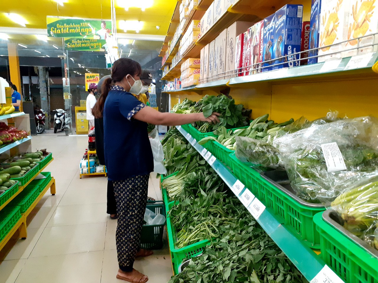 Mặt hàng rau xanh cũng tăng giá chóng mặt cùng nhiều hàng hóa khác.