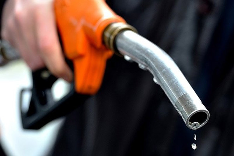 Bộ Tài chính đề xuất tiếp tục điều chỉnh thuế để giảm giá xăng dầu. Ảnh minh họa