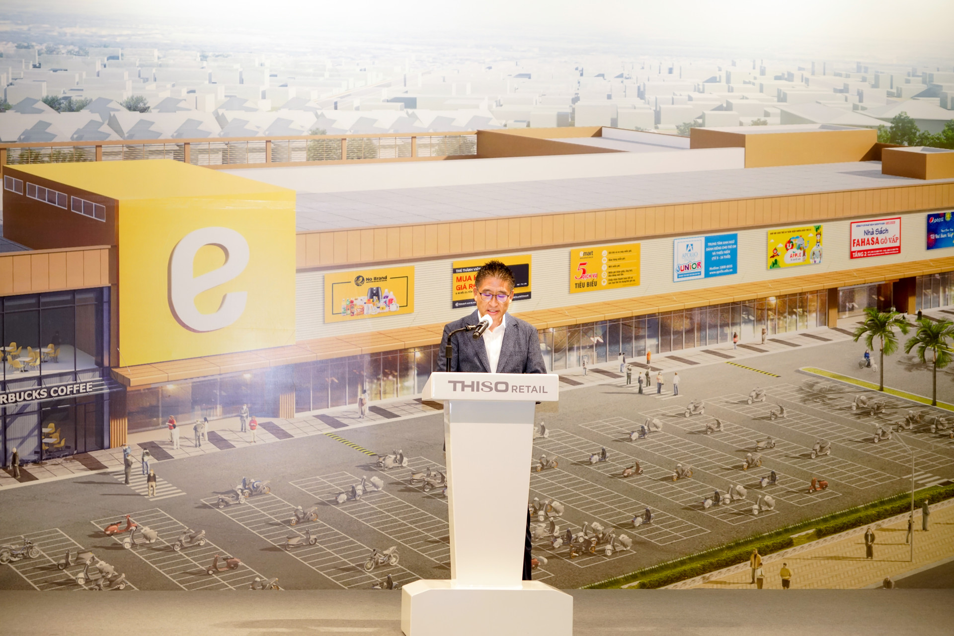 2. Ông Chun Byung Ki - Tổng Giám đốc THISO Retail giới thiệu về THISO Retail và trình bày chiến lược mở rộng của Emart.