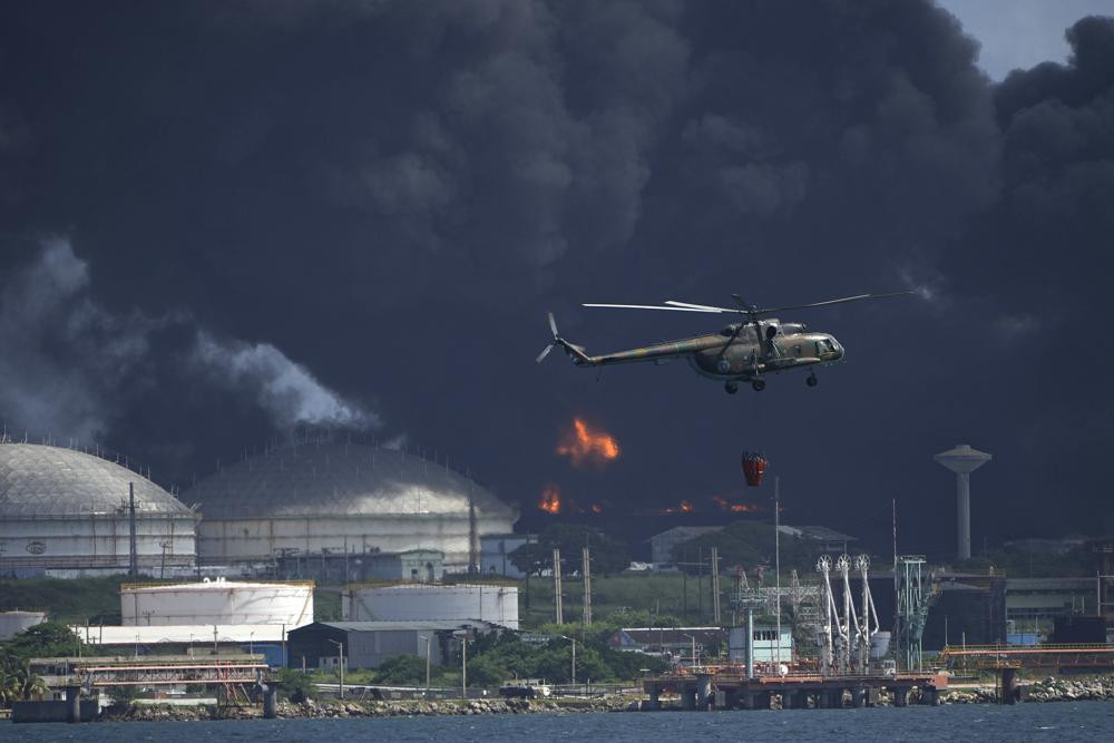 Một máy bay trực thăng chở nước bay qua Căn cứ Siêu tàu Matanzas. Ảnh: AP.