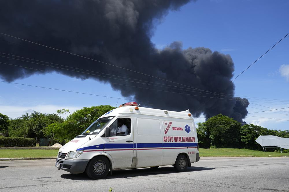Một chiếc xe cứu thương lái xe rời khỏi Căn cứ Matanzas, nơi các nhân viên cứu hỏa làm việc để dập tắt ngọn lửa bắt đầu xảy ra trong cơn giông bão. Ảnh: AP.