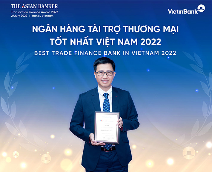 Ông Trần Hoài Nam - Phó Giám đốc Khối KHDN kiêm Giám đốc Trung tâm PTGPTCKH đại diện VietinBank nhận giải 