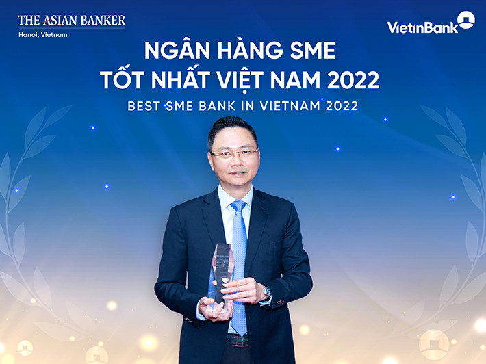 Ông Nguyễn Thanh Tùng - Giám đốc Khối KHDN đại diện VietinBank nhận giải 