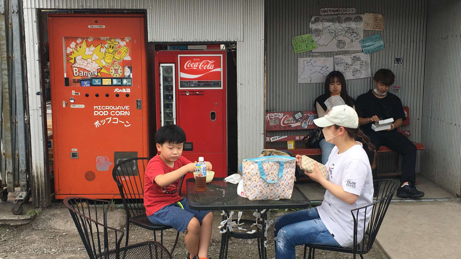 Ở Nhật Bản, một thị trấn nhỏ đã trở thành một điểm thu hút khách du lịch đáng ngạc nhiên nhờ sự yêu thích của những chiếc máy bán hàng cổ điển. Ảnh: CNN.