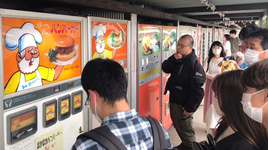 Trong thời kỳ đại dịch, những cỗ máy bán hàng tự động là một hoạt động vui chơi cuối tuần cho những vị khách đến từ Tokyo và Yokohama. Ảnh: CNN.