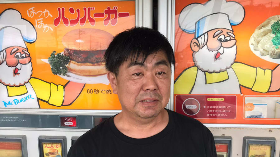 Ông Saito, chủ sở hữu của rất nhiều cỗ máy bán hàng tự động tại Nhật Bản. Ảnh: CNN.