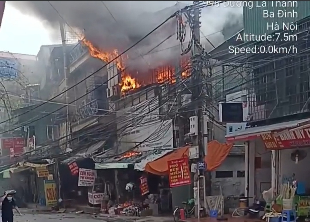 Khoảng 1h30, người dân xung quanh phát hiện ra đám cháy tại một của hàng tạp hoá số nhà 59, Ngõ 879 đường Đê La Thành