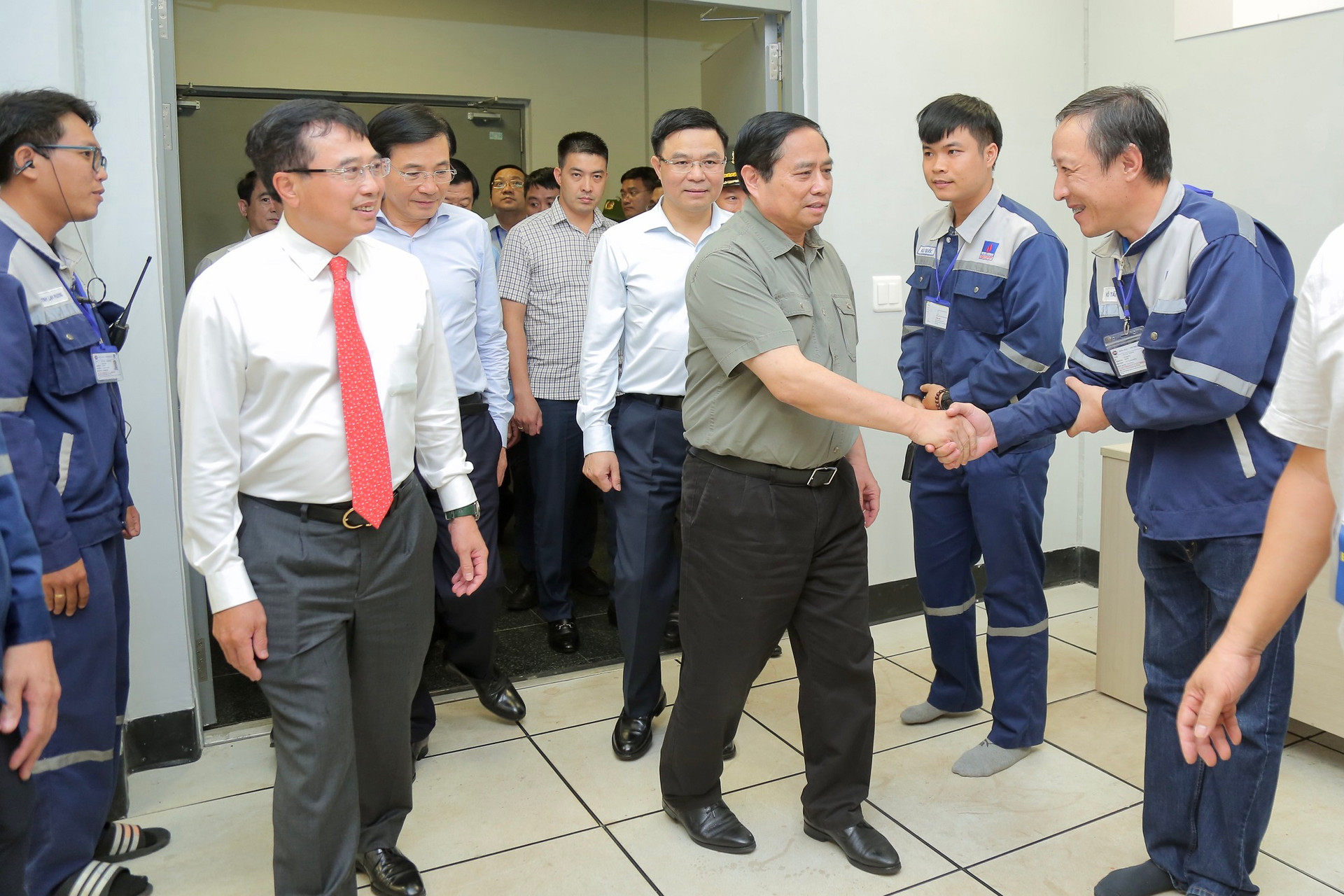 Thủ tướng Phạm Minh Chính thăm hỏi người lao động NMNĐ Sông Hậu 1.