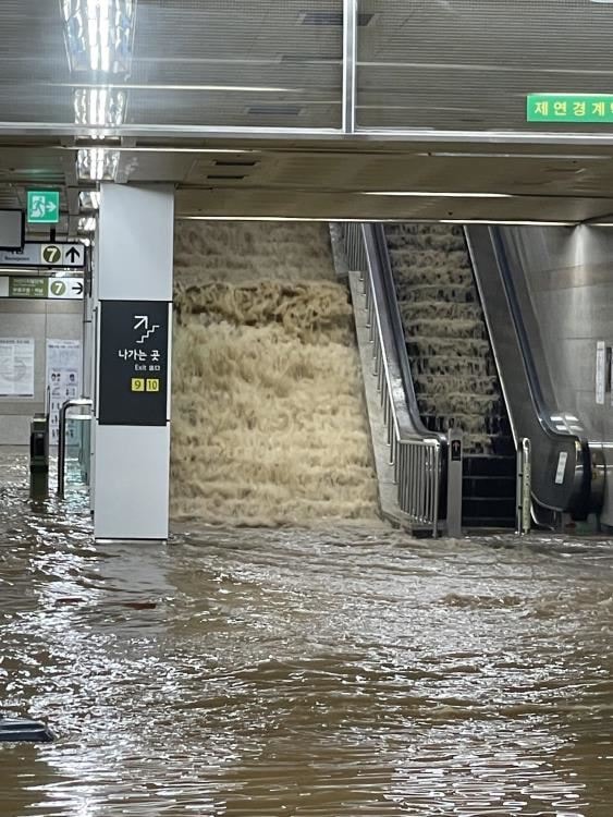 Nước lũ tràn vào ga Isu ở quận Dongjak, Seoul đêm ngày 8/8. Ảnh: Yonhap.