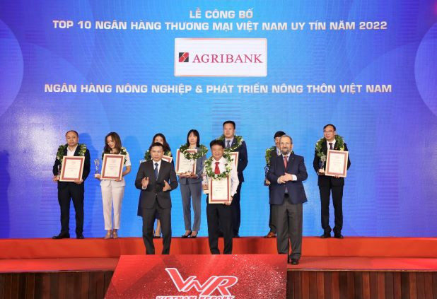 Đại diện Agribank, ông Phạm Trung Kiên - Phó trưởng VPĐD khu vực miền Nam nhận danh hiệu TOP 10 Ngân hàng thương mại Việt Nam uy tín năm 2022