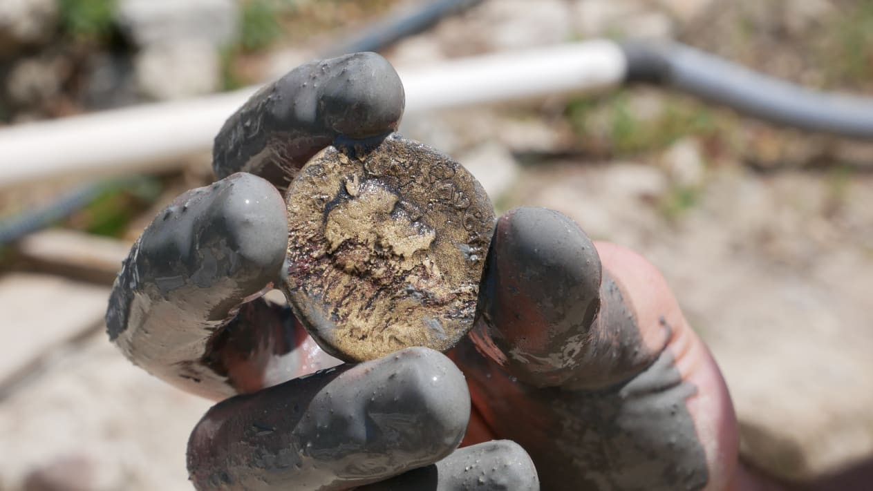 Các di vật khảo cổ được tìm thấy ở dưới các suối nước nóng Tuscan. Ảnh: CNN.