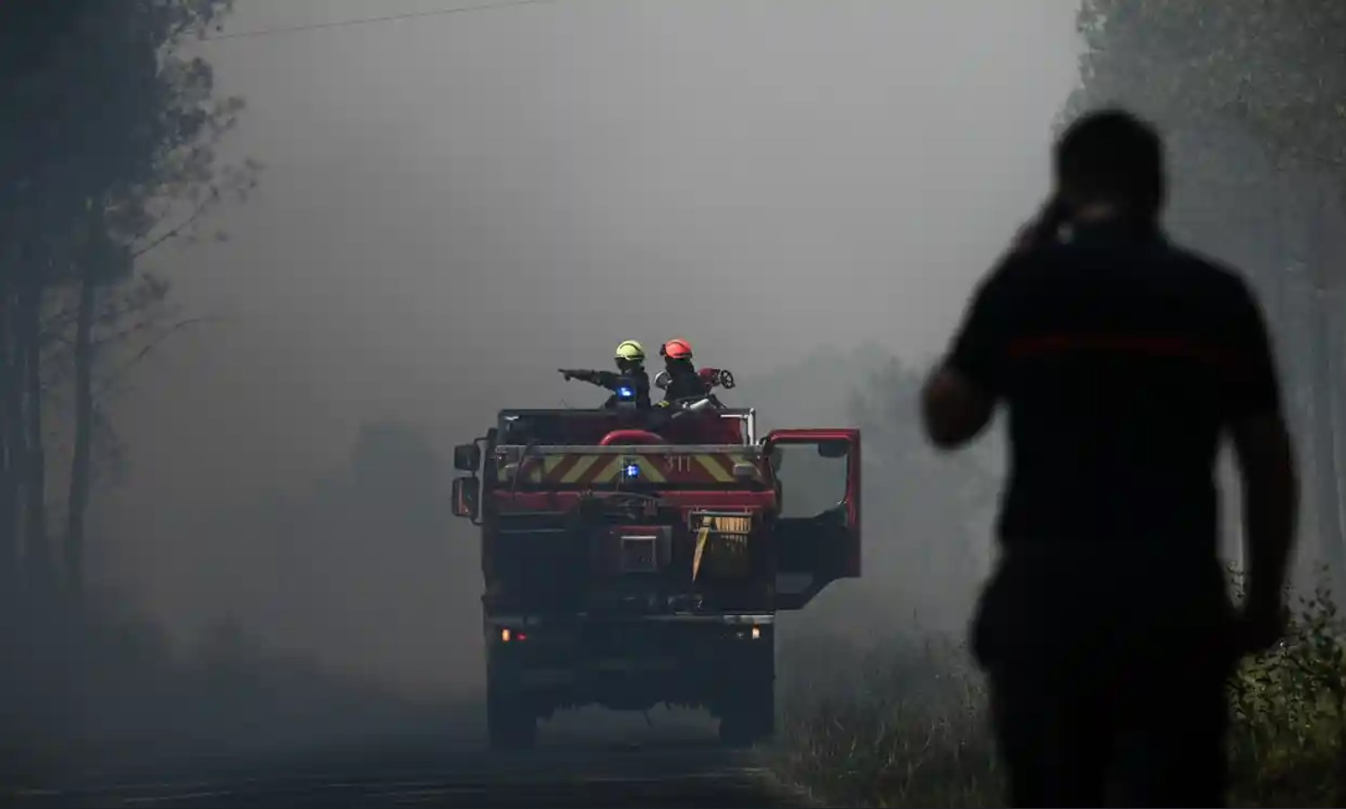 Các nhân viên cứu hỏa gần Saint-Magne ở Gironde, Tây Nam nước Pháp. Ảnh: Getty.