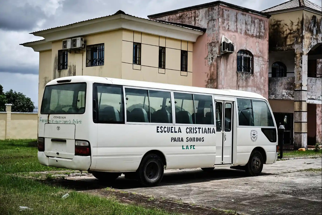 Xe buýt của trường không hoạt động do không được bảo trì. Ảnh: Diego Menjibar Reynes.