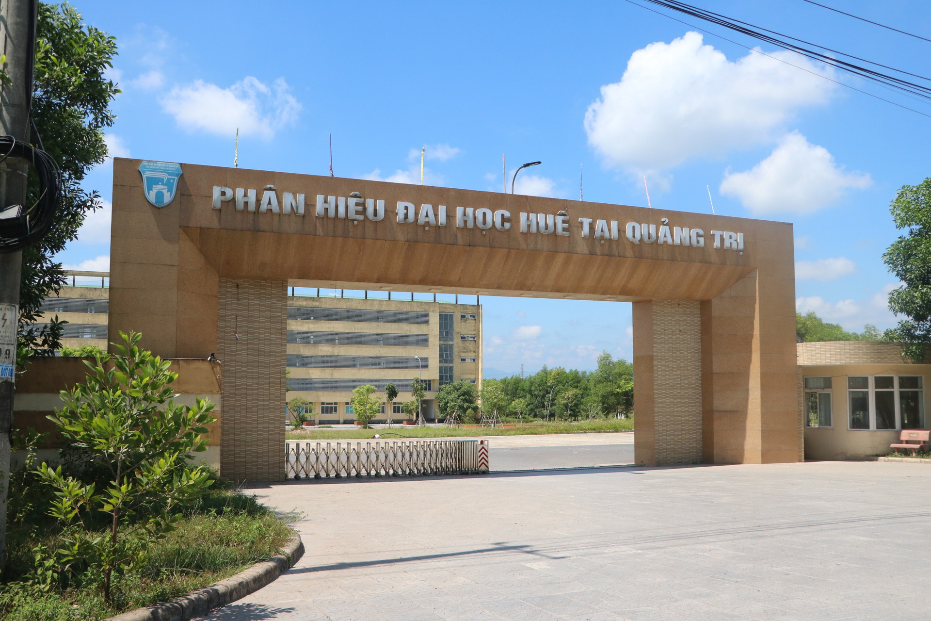 Vào năm 2003, thể theo nguyện vọng của Đảng bộ và Nhân dân tỉnh Quảng Trị, UBND tỉnh Quảng Trị đã thảo luận thống nhất với Đại học Huế về việc xây dựng và phát triển giáo dục đại học trên địa bàn tỉnh.